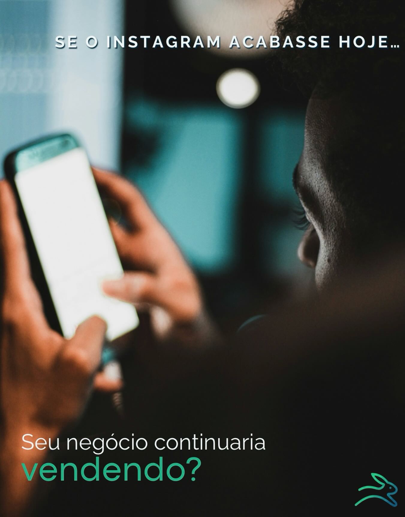 Pessoa usando celular com a pergunta: se o Instagram acabasse hoje, seu negócio continuaria vendendo?